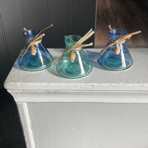NWT Set of 3- Translucent Beach Glass Bottle Vases with Seashell Accents - Picture 4 of 17
